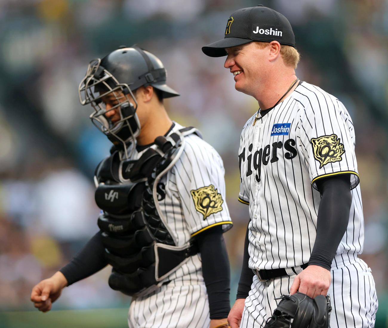 阪神対オリックス　7回に登板した阪神ネルソン（右）は無失点に終え坂本誠志郎と話しながら笑顔でベンチに引きあげる（撮影・上山淳一）