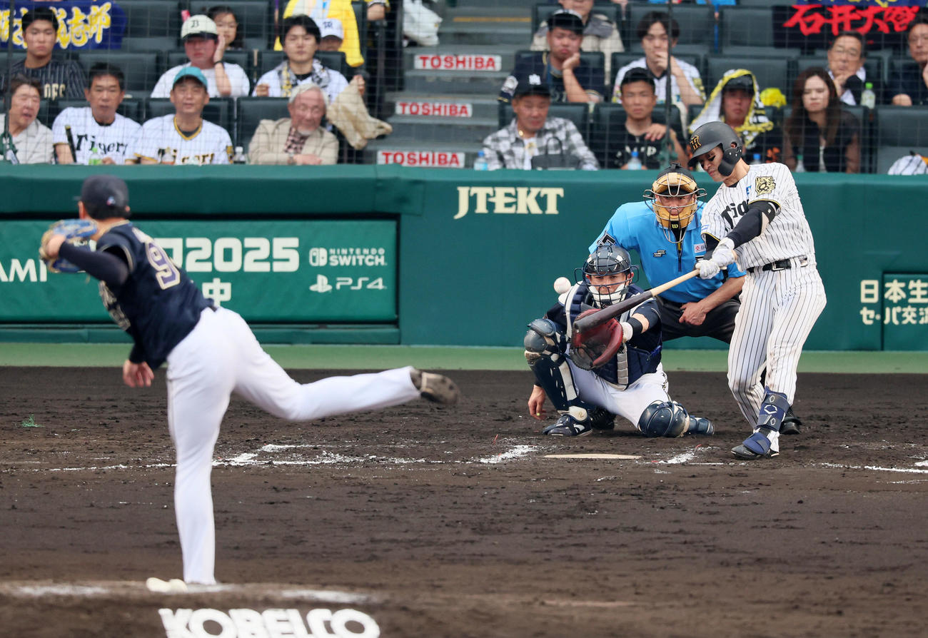 阪神対オリックス　7回裏阪神2死、坂本は中前打を放つ。投手川瀬（撮影・加藤哉）