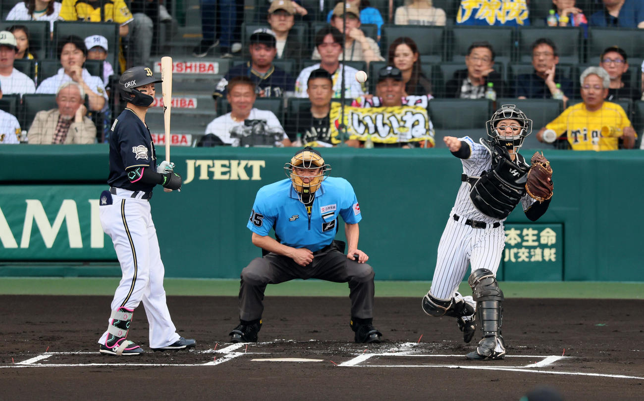 阪神対オリックス　1回表オリックス無死一塁、一塁走者麦谷の二塁盗塁を刺す坂本。打者西川（撮影・加藤哉）