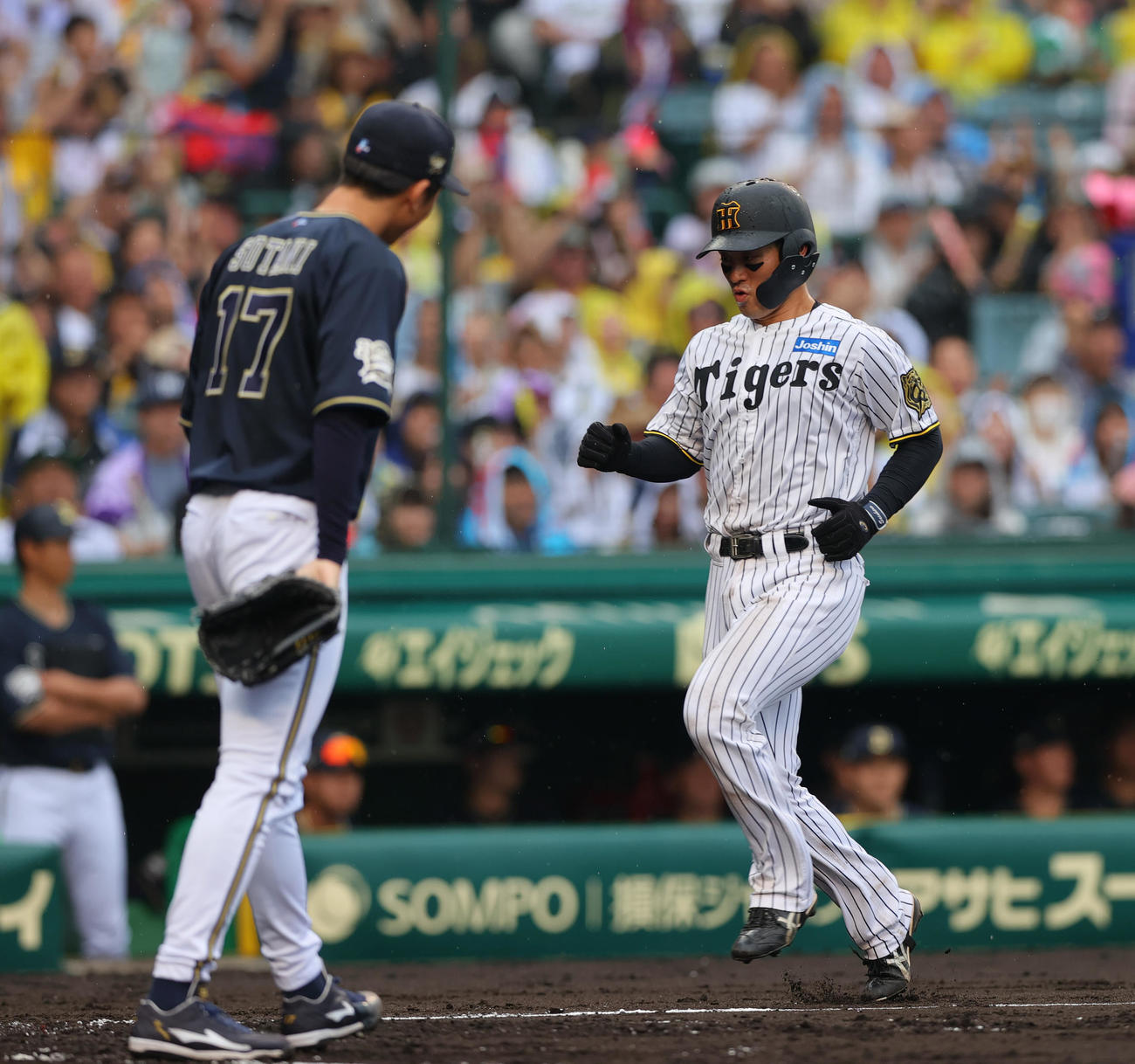 阪神対オリックス　3回裏阪神2死一、二塁、二走坂本（右）は中野の左前適時打で生還する。投手曽谷（撮影・上山淳一）