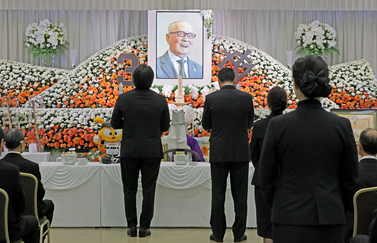 告別式で長嶋さんの遺影が飾られた祭壇（読売新聞社提供）