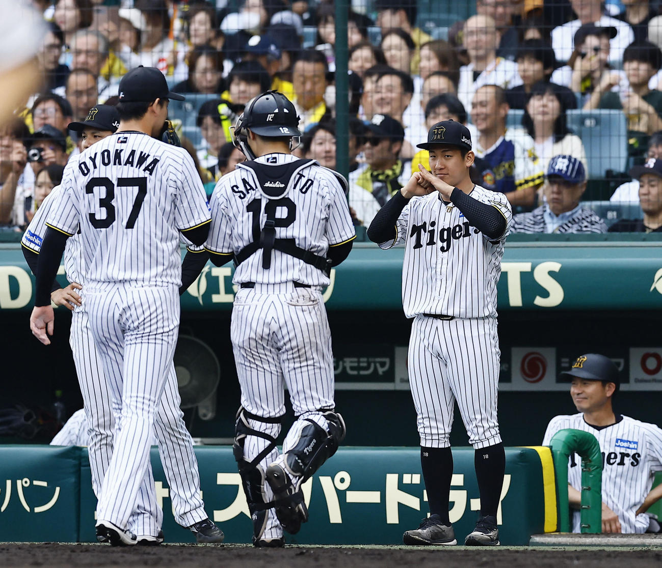 阪神対オリックス　8回を終え、及川を出迎える阪神伊原（右）（撮影・藤尾明華）