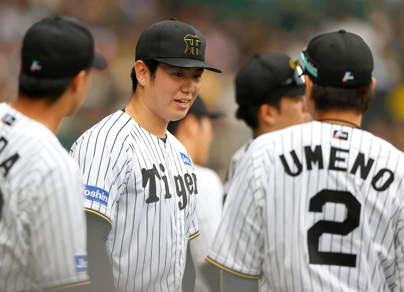 阪神対オリックス　6回表に登板した阪神石黒は無失点に終えベンチ前で笑顔を見せる（撮影・上山淳一）