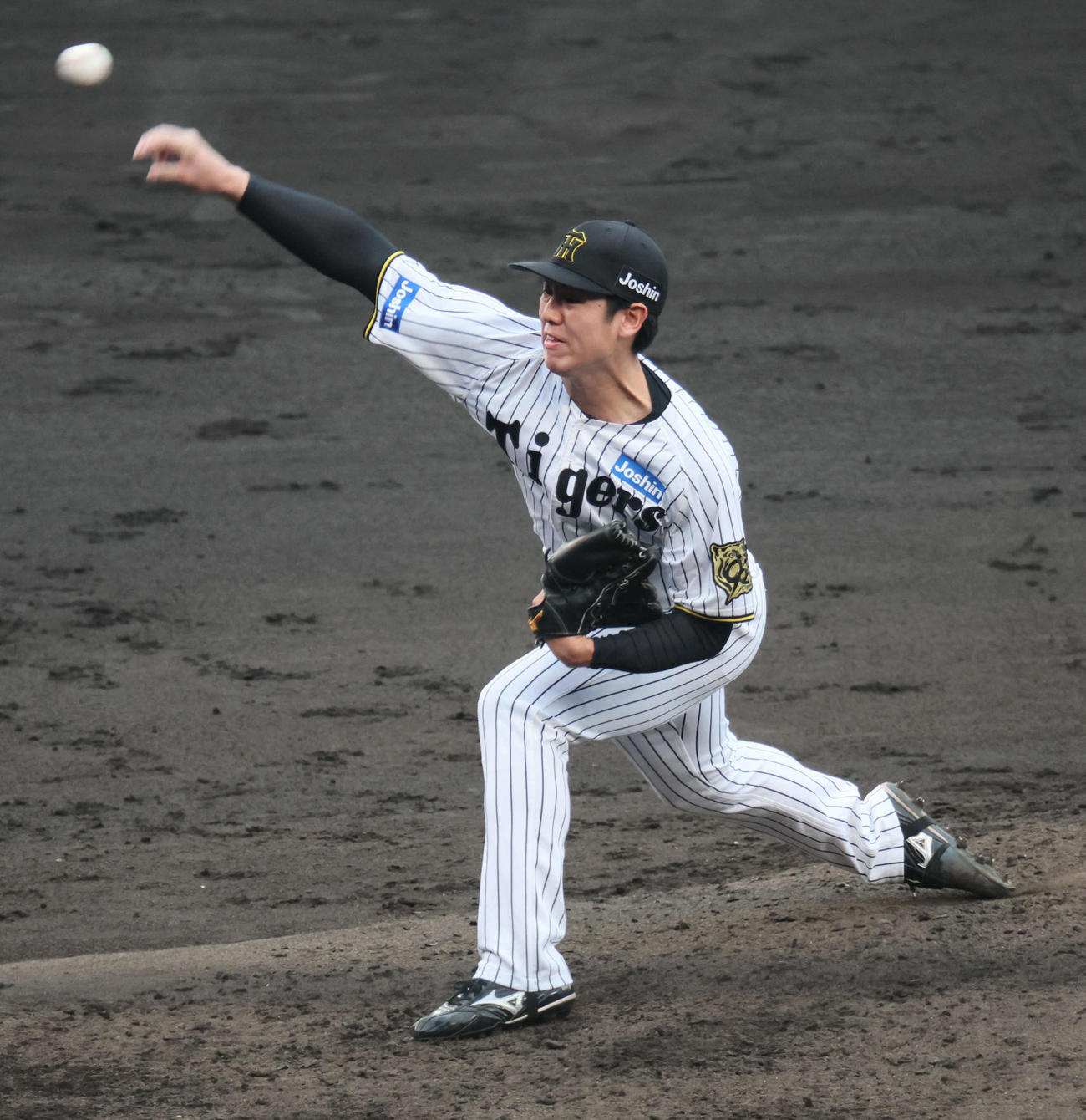 阪神対オリックス　阪神2番手の石黒（撮影・宮崎幸一）