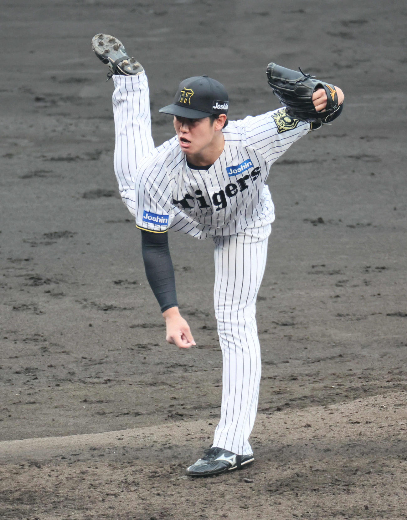 阪神対オリックス　阪神2番手の石黒（撮影・宮崎幸一）