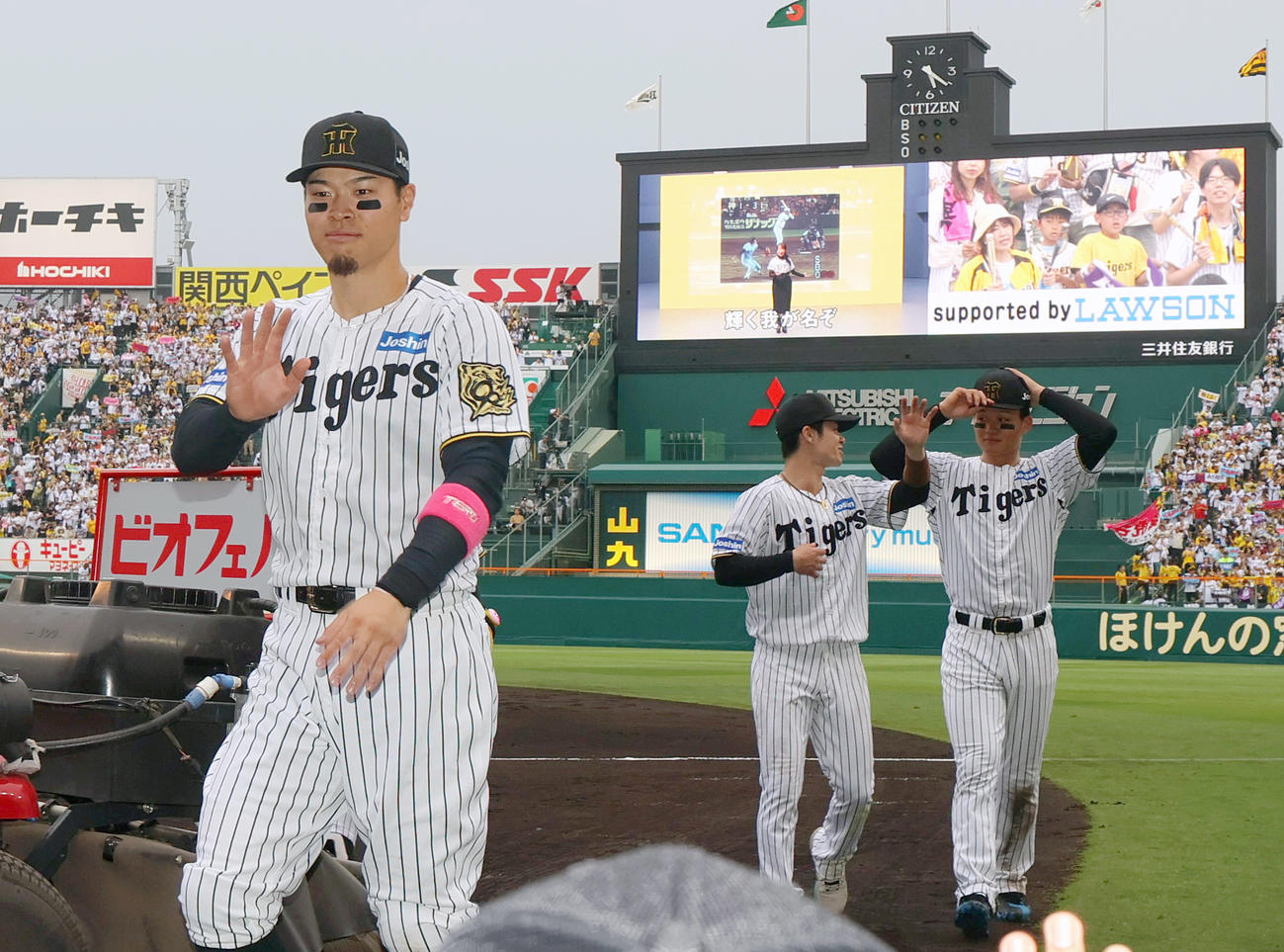 阪神対オリックス　オリックスに勝利しファンに手を振る、左から佐藤輝、中野、森下（撮影・上山淳一）