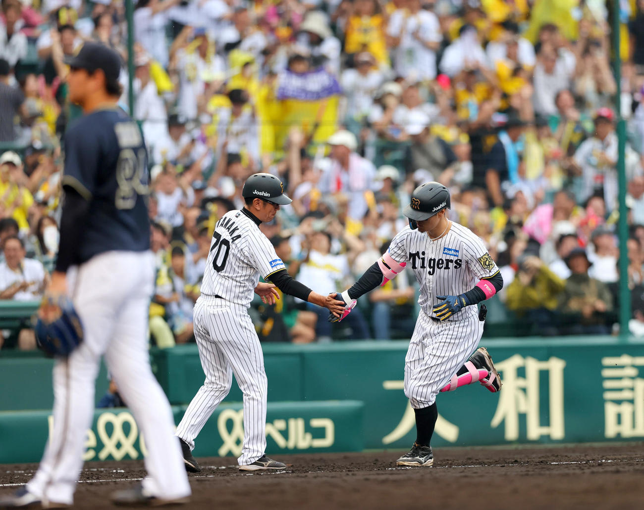 阪神対オリックス　8回裏阪神1死満塁、佐藤輝（右）は中越え満塁本塁打を放ちダイヤモンドを1周する（撮影・上山淳一）