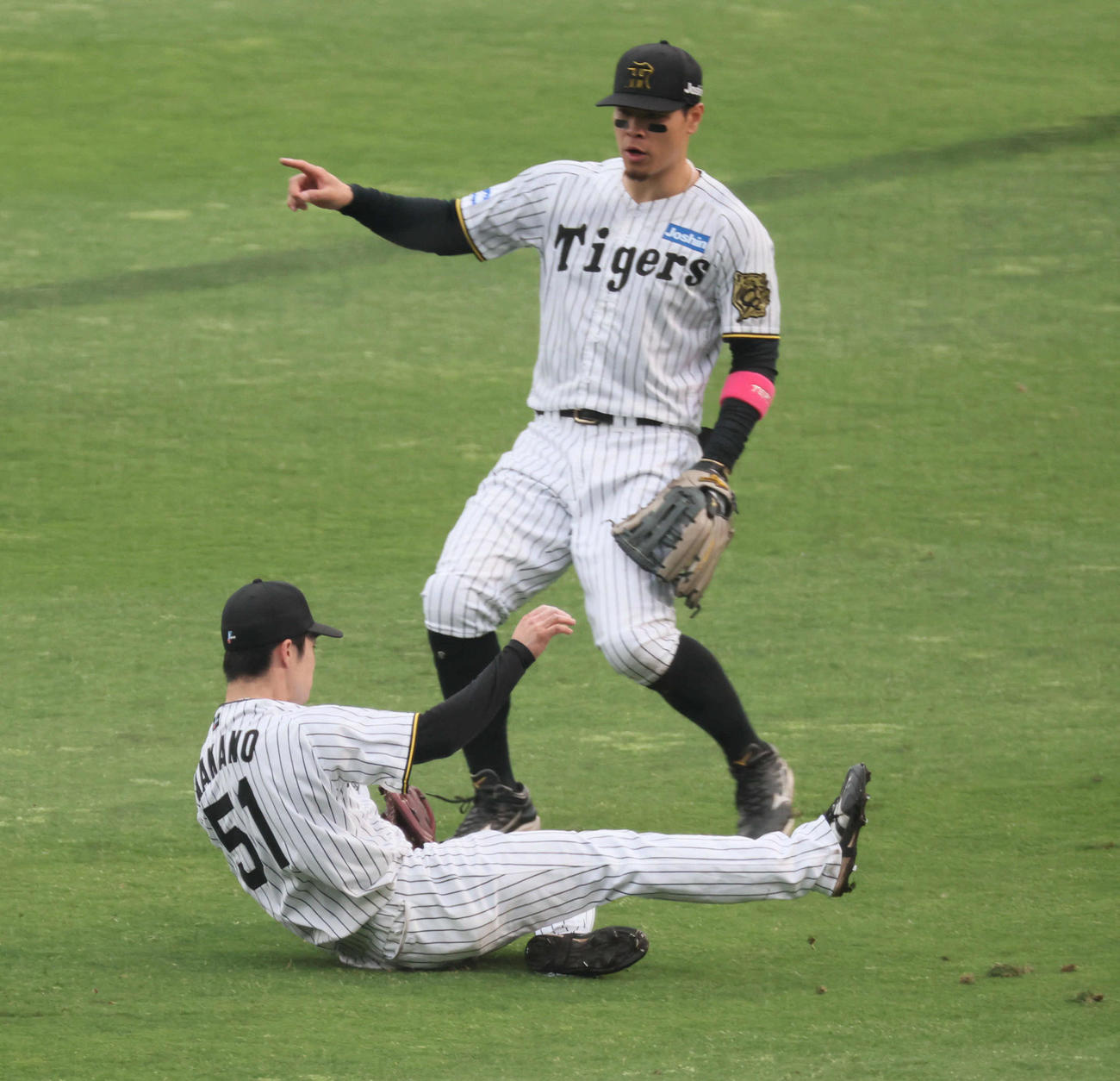 阪神対オリックス　6回表オリックス1死一塁、中野は杉本の飛球を好捕する（撮影・宮崎幸一）