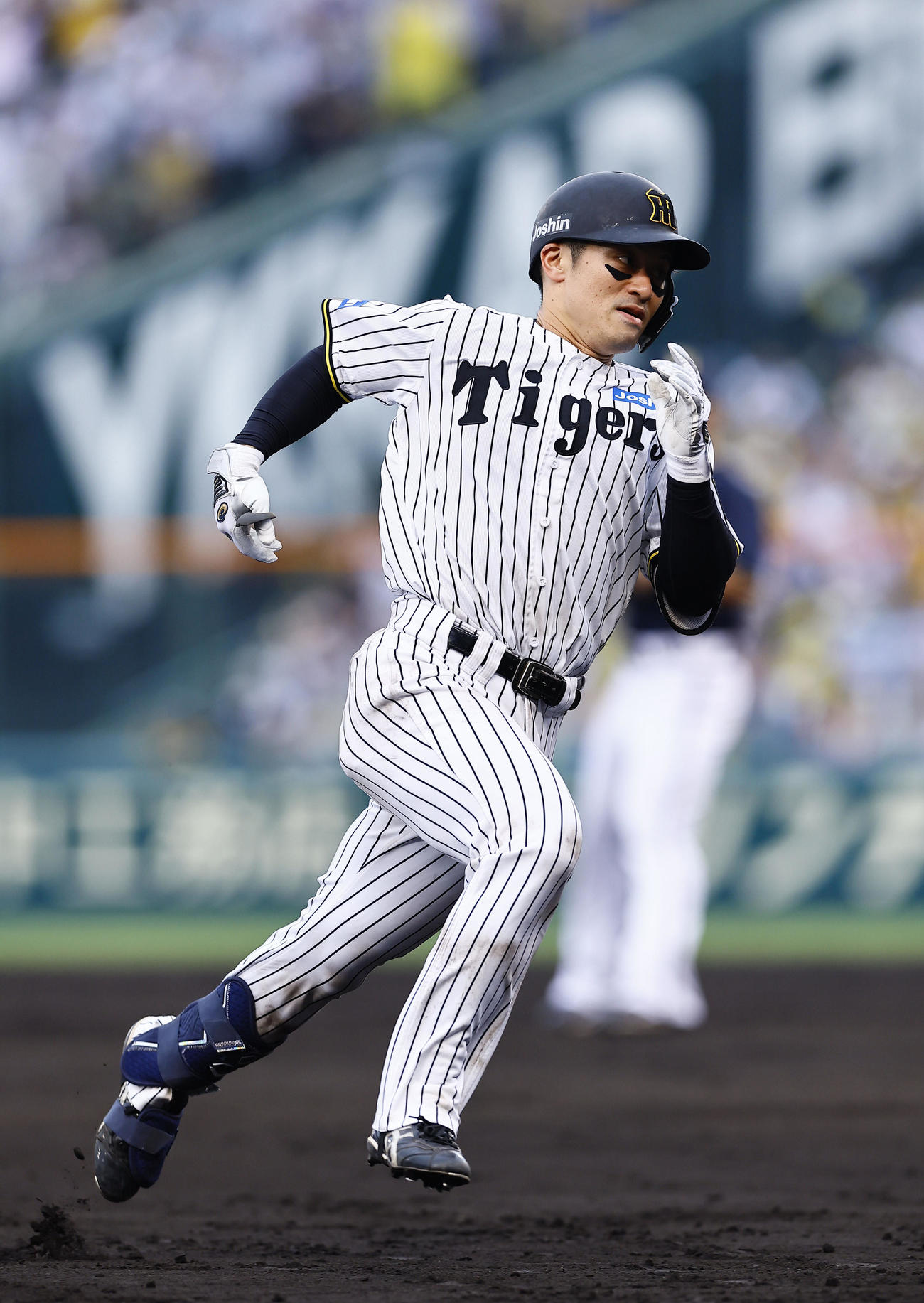 阪神対オリックス　7回裏阪神2死、中前打を放ち、相手失策の間に三塁へ向かう坂本（撮影・藤尾明華）