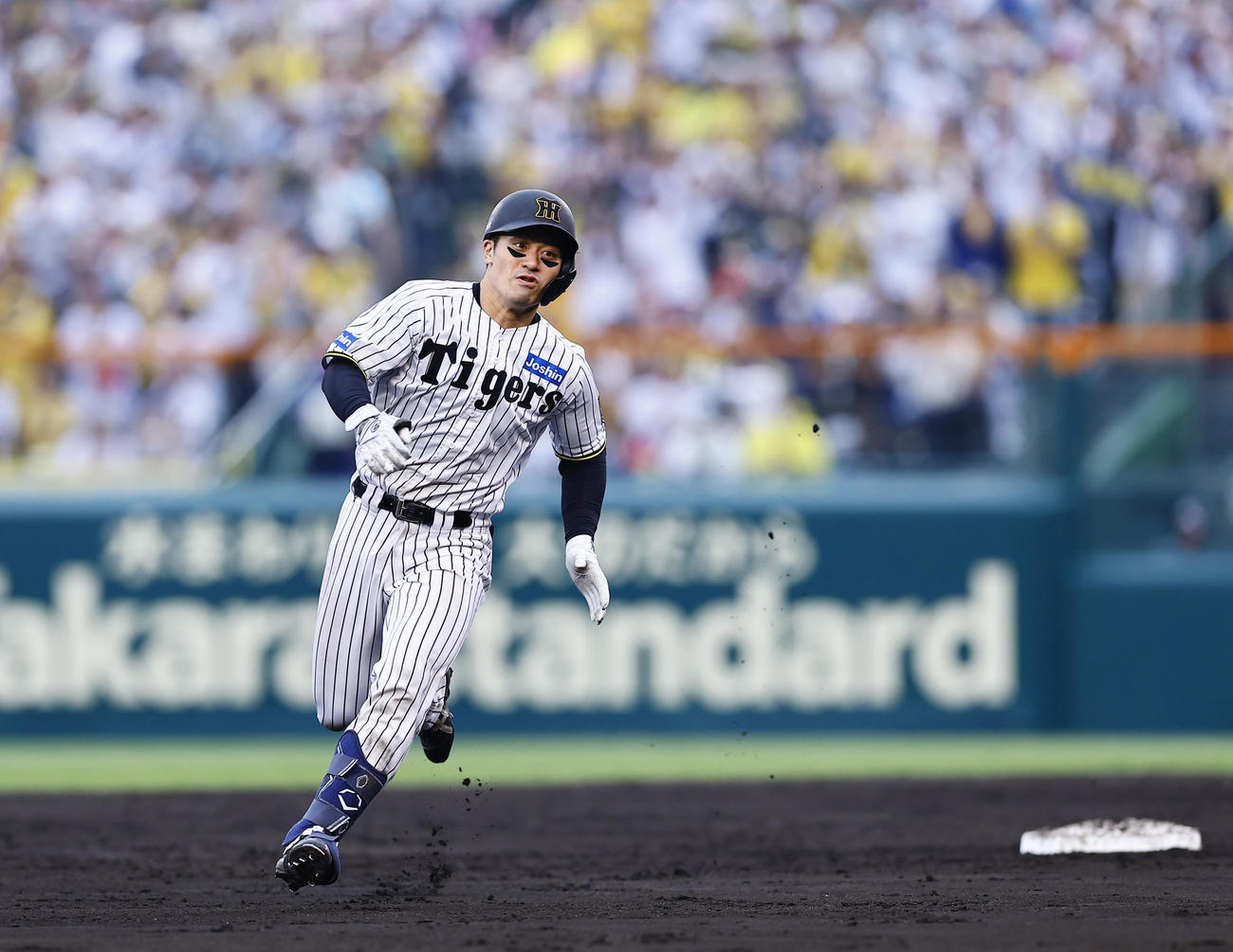 阪神対オリックス　7回裏阪神2死、中前打を放ち、相手失策の間に三塁へ向かう坂本（撮影・藤尾明華）