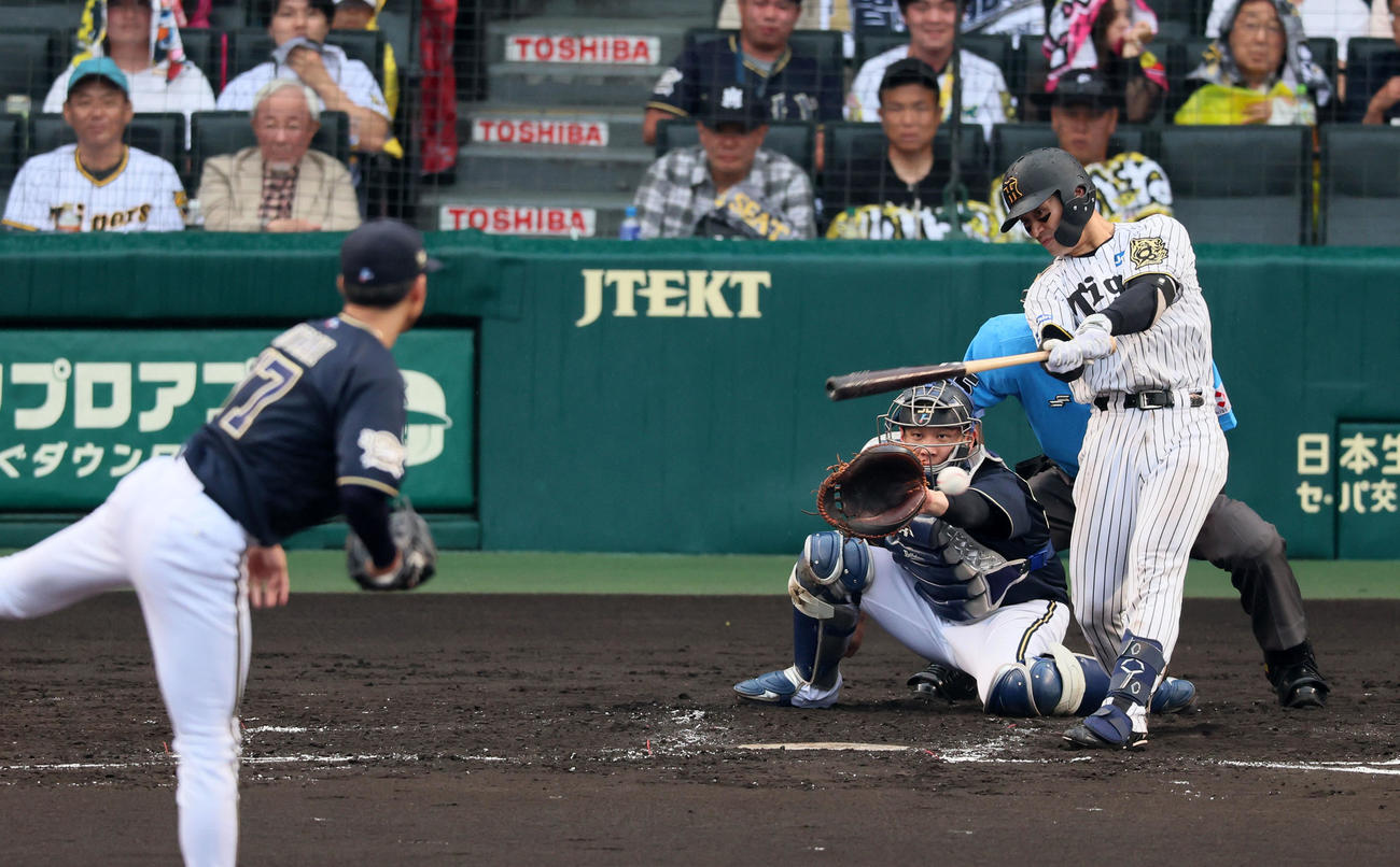 阪神対オリックス　3回裏阪神無死、坂本は左前打を放つ。投手曽谷（撮影・加藤哉）