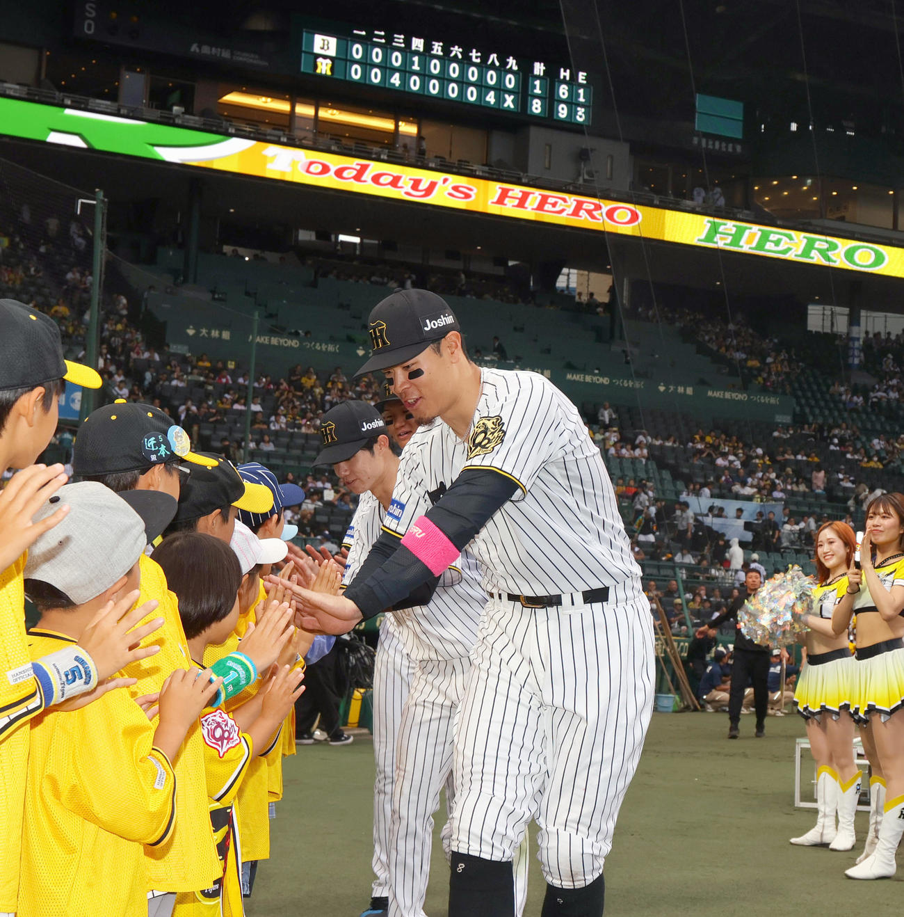 阪神対オリックス　オリックスに勝利し、児童らとタッチをかわす、手前から佐藤輝、森下、中野（撮影・上山淳一）