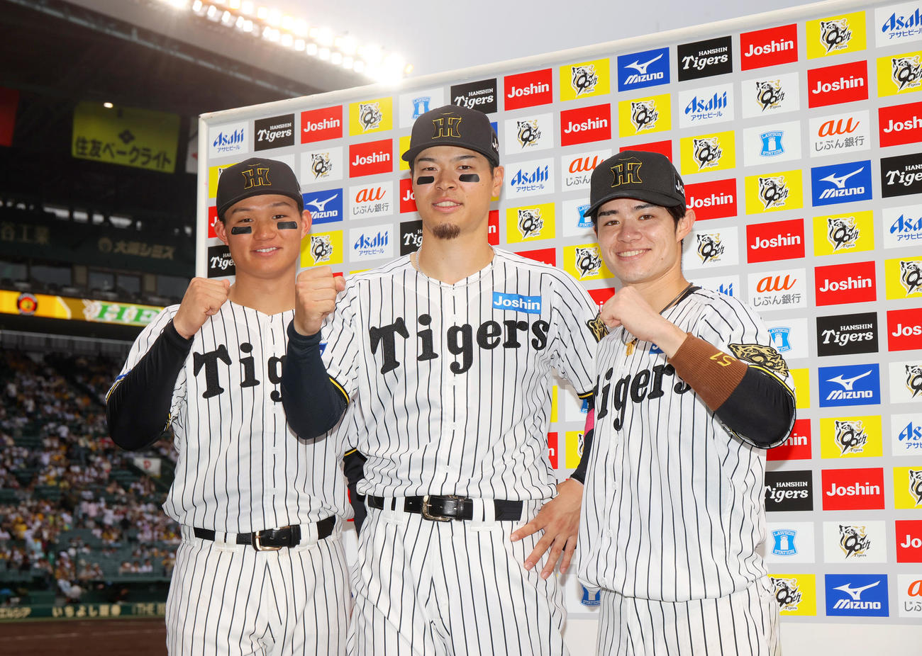 阪神対オリックス　オリックスに勝利し、お立ち台でポーズを決める、左から森下、佐藤輝、中野（撮影・上山淳一）