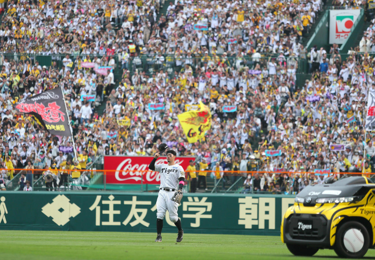 阪神対オリックス　8回裏に中越え満塁本塁打を放った佐藤輝はスタンドの声援に応える撮影・上山淳一）
