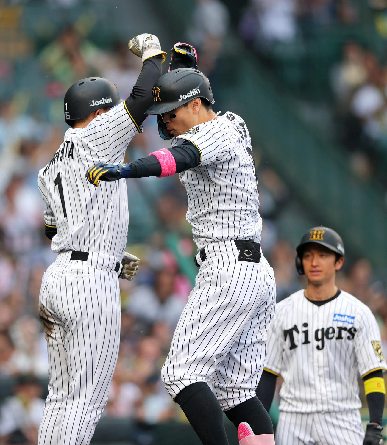 阪神対オリックス　8回裏阪神1死満塁、佐藤輝（中央）は中越え満塁本塁打を放ち森下とタッチをかわす（撮影・上山淳一）