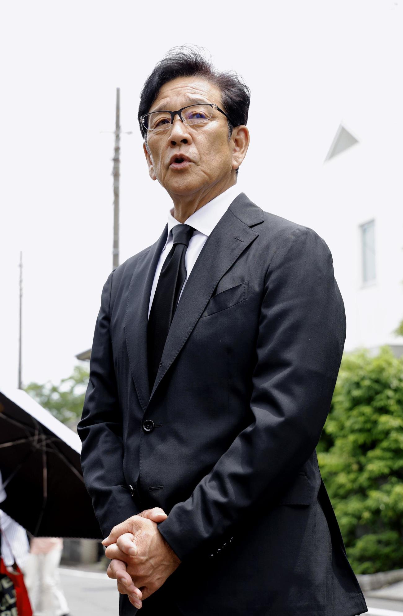 長嶋茂雄さんの自宅を弔問に訪れ、取材に応じる栗山英樹氏（共同）