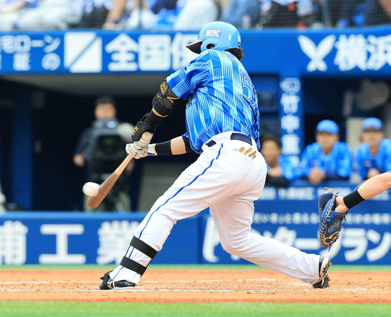 DeNA対日本ハム　9回裏DeNA1死一、二塁、宮崎は同点適時打を放つ（撮影・浅見桂子）