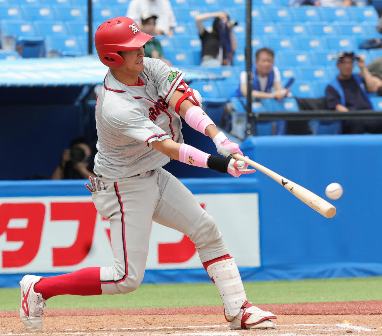 東海大九州対奈良学園大　9回裏奈良学園大1死二塁、左越えサヨナラ2点本塁打を放つ守（撮影・野上伸悟）