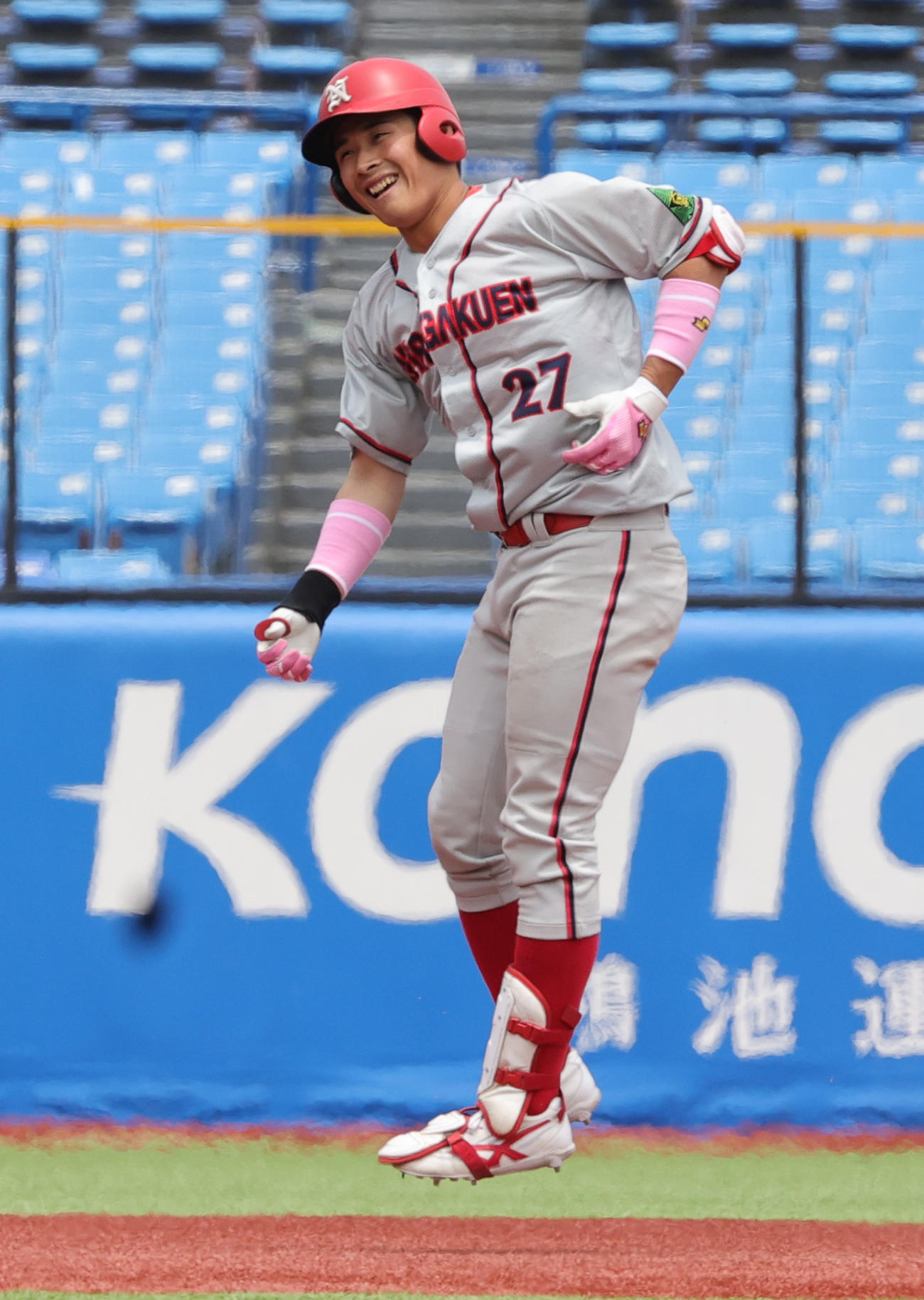 東海大九州対奈良学園大　9回裏奈良学園大1死二塁、左越えサヨナラ2点本塁打を放ち喜ぶ守（撮影・野上伸悟）