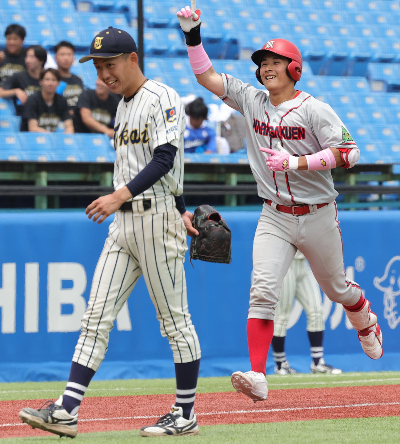 東海大九州対奈良学園大　9回裏奈良学園大1死二塁、江口（左）から左越えサヨナラ2点本塁打を放ち喜ぶ守（撮影・野上伸悟）