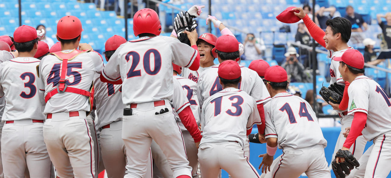 東海大九州対奈良学園大　9回裏奈良学園大1死二塁、左越えサヨナラ2点本塁打を放ち喜ぶ守（中央）（撮影・野上伸悟）