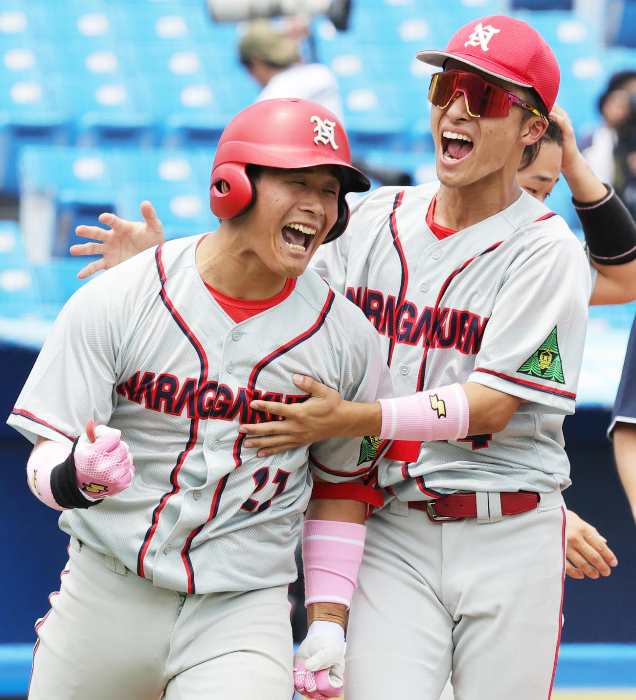 東海大九州対奈良学園大　9回裏奈良学園大1死二塁、左越えサヨナラ2点本塁打を放ち喜ぶ守（左）（撮影・野上伸悟）