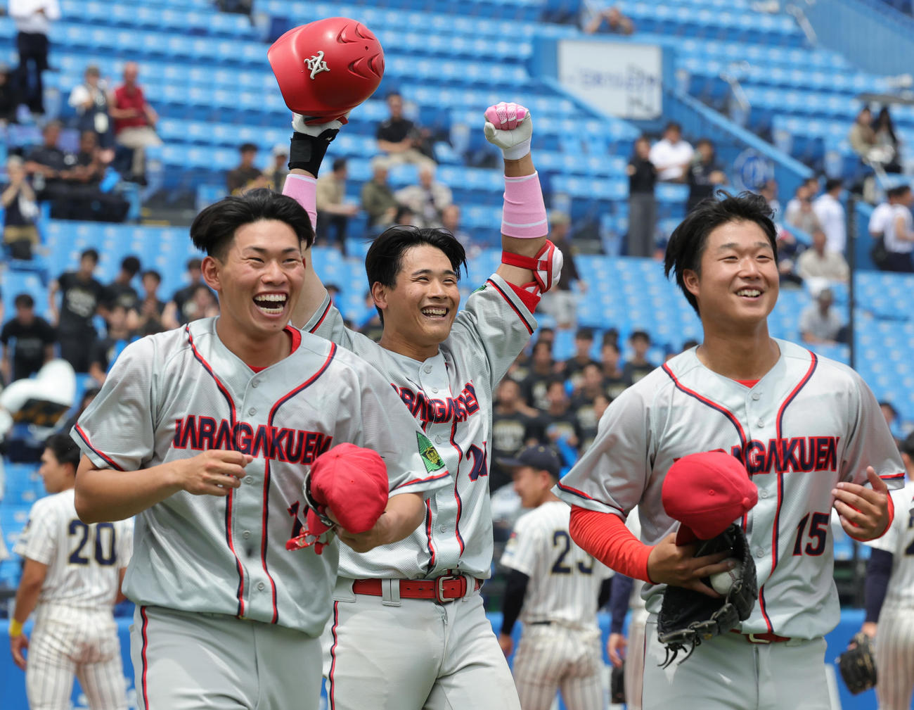 東海大九州対奈良学園大　9回裏奈良学園大1死二塁、左越えサヨナラ2点本塁打を放ち喜ぶ守（中央）（撮影・野上伸悟）
