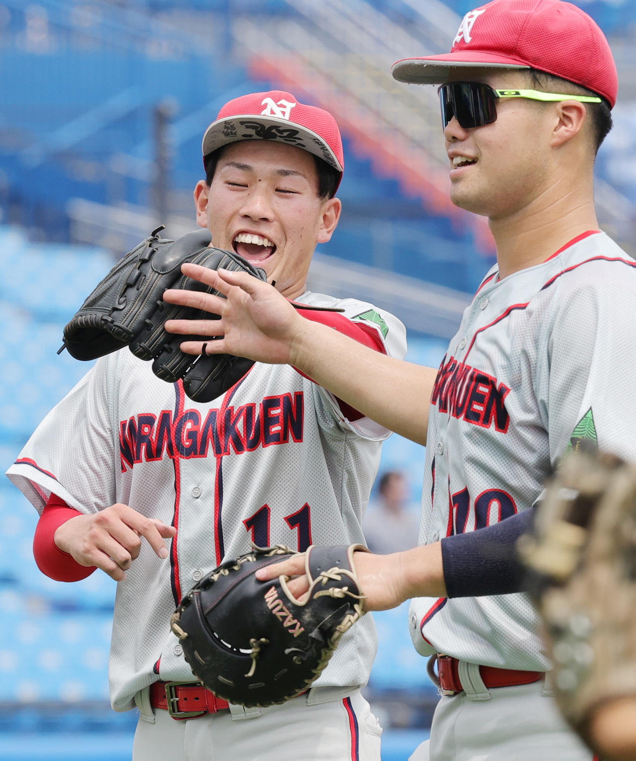 東海大九州対奈良学園大　5回表を終え、笑顔でベンチに戻る奈良学園大先発の八木（撮影・野上伸悟）
