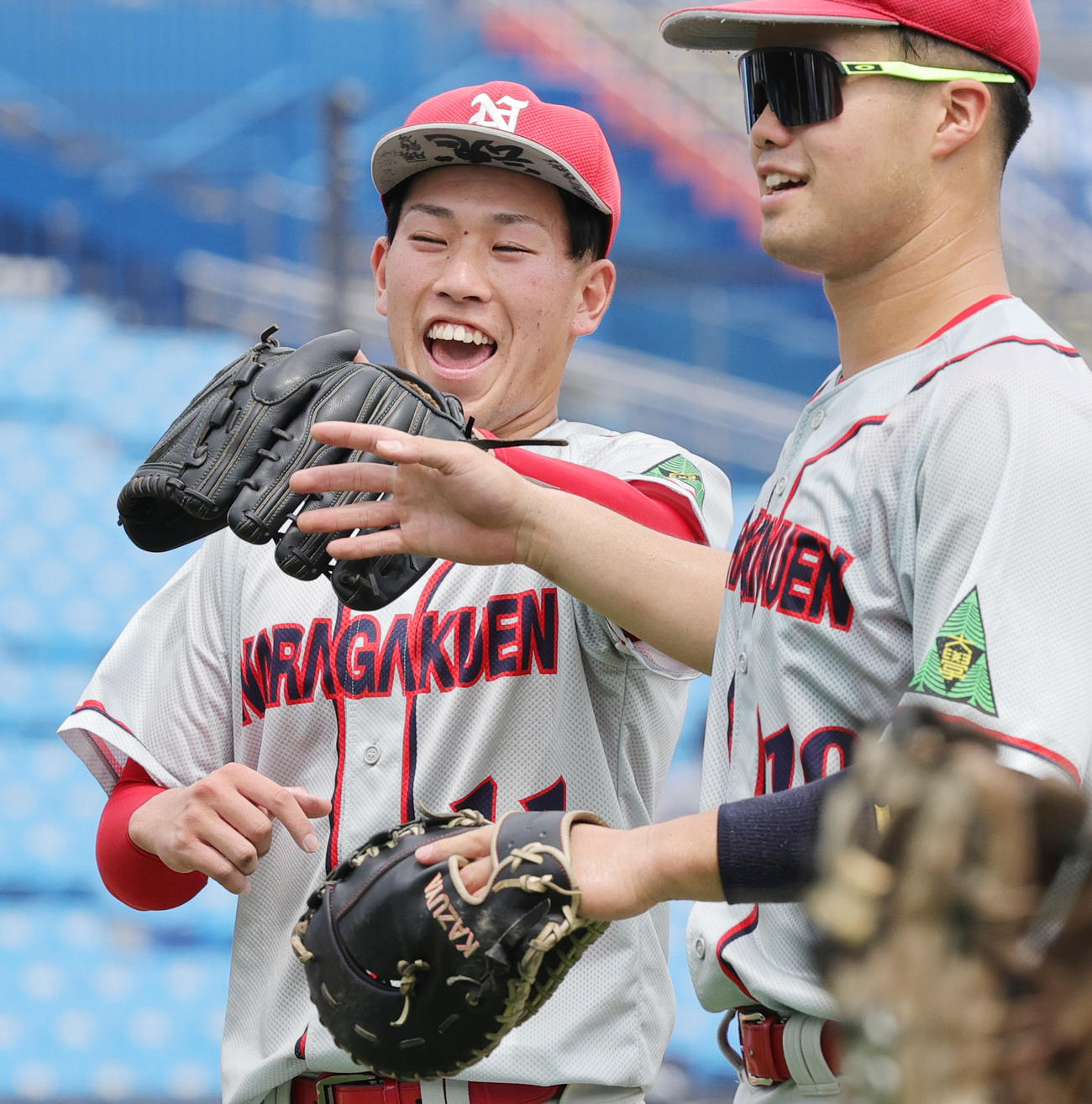 東海大九州対奈良学園大　5回表を終え、笑顔でベンチに戻る奈良学園大先発の八木（撮影・野上伸悟）