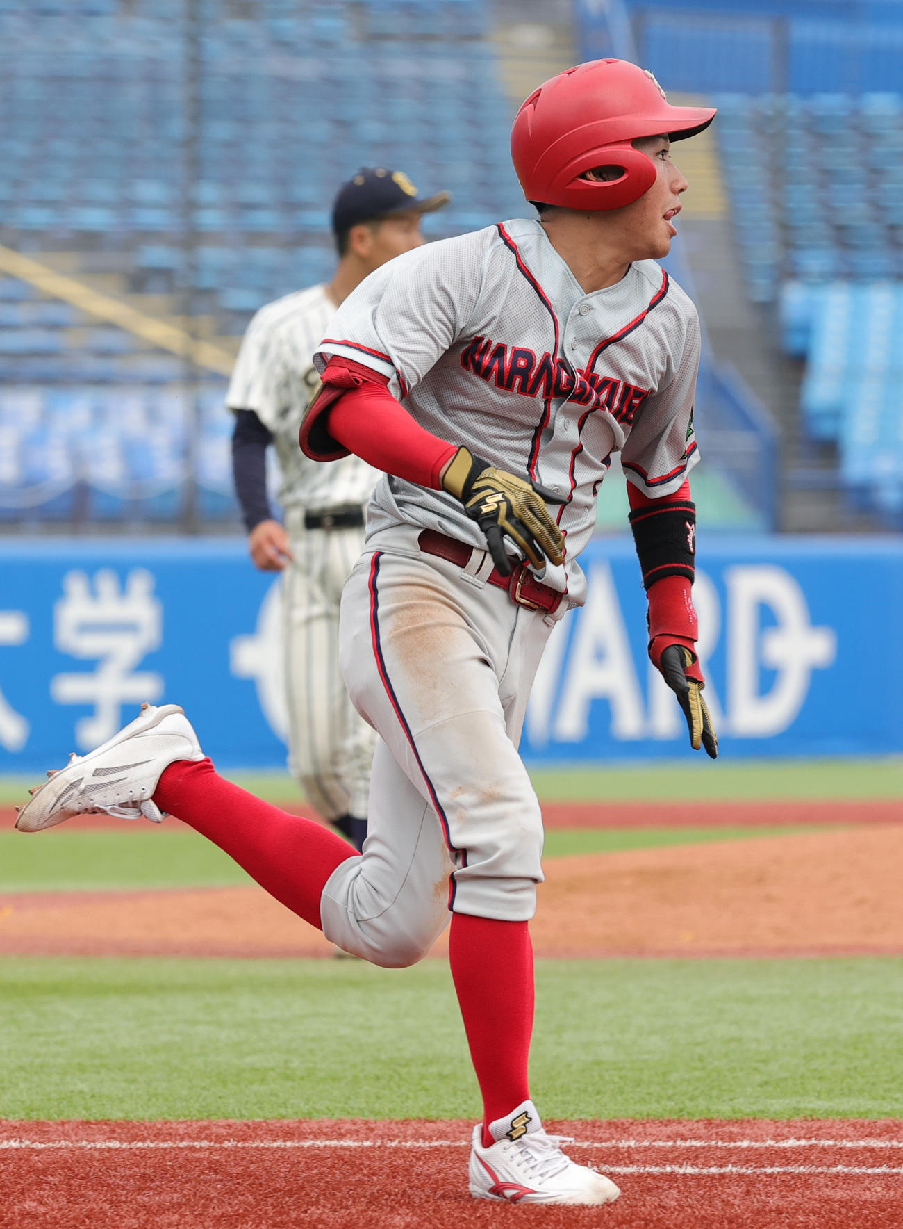 東海大九州対奈良学園大　3回裏奈良学園大1死二塁、（右）適時二塁打を放つ本間（撮影・野上伸悟）