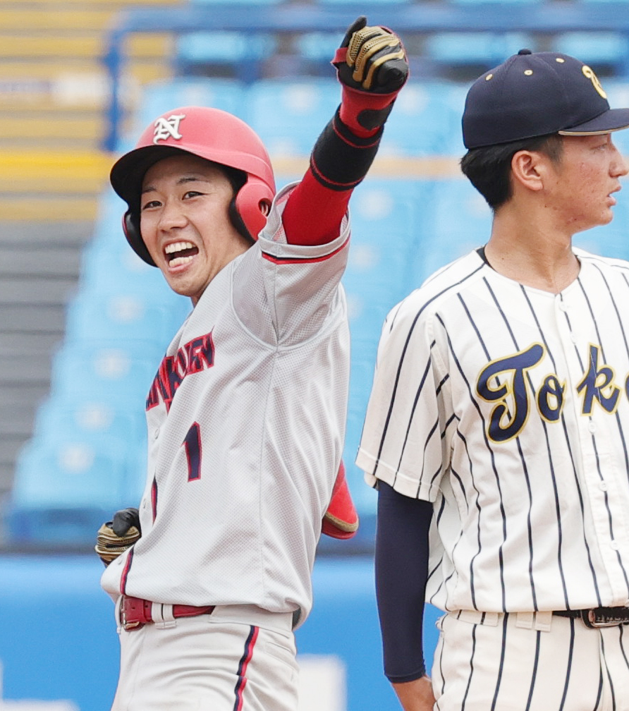 東海大九州対奈良学園大　3回裏奈良学園大1死二塁、（右）適時二塁打を放ち喜ぶ本間（撮影・野上伸悟）
