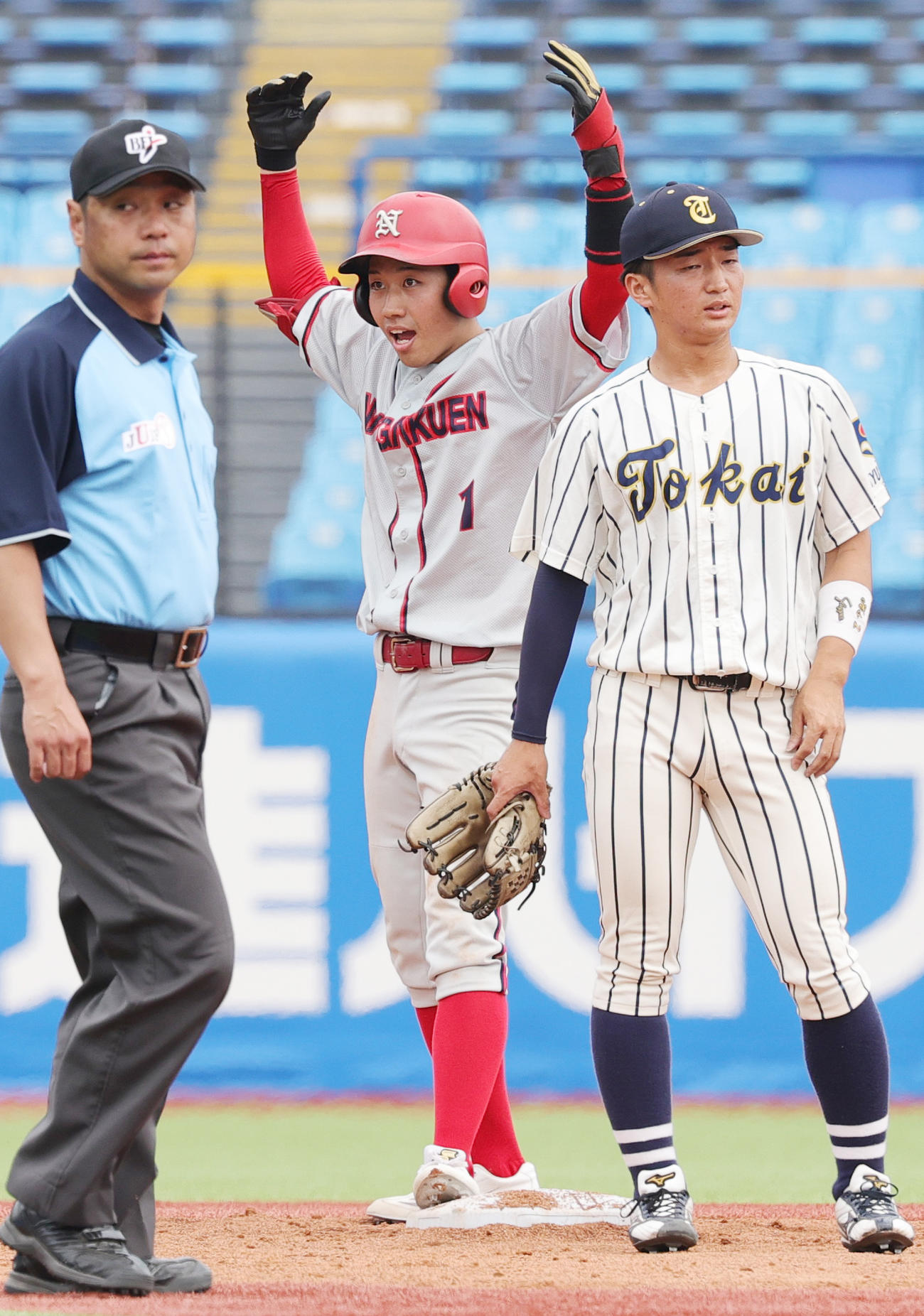東海大九州対奈良学園大　3回裏奈良学園大1死二塁、（右）適時二塁打を放ち喜ぶ本間（撮影・野上伸悟）