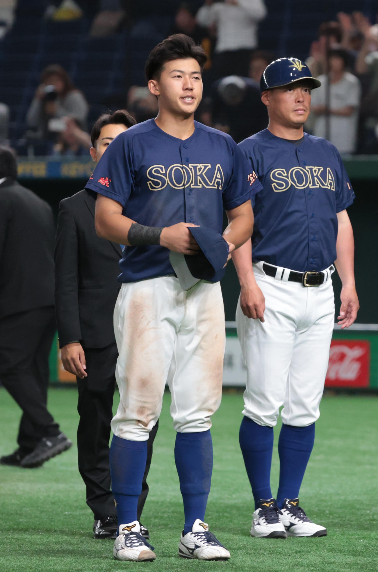 東亜大対創価大　初戦で敗れた創価大・立石（左）はがっくりする（撮影・柴田隆二）
