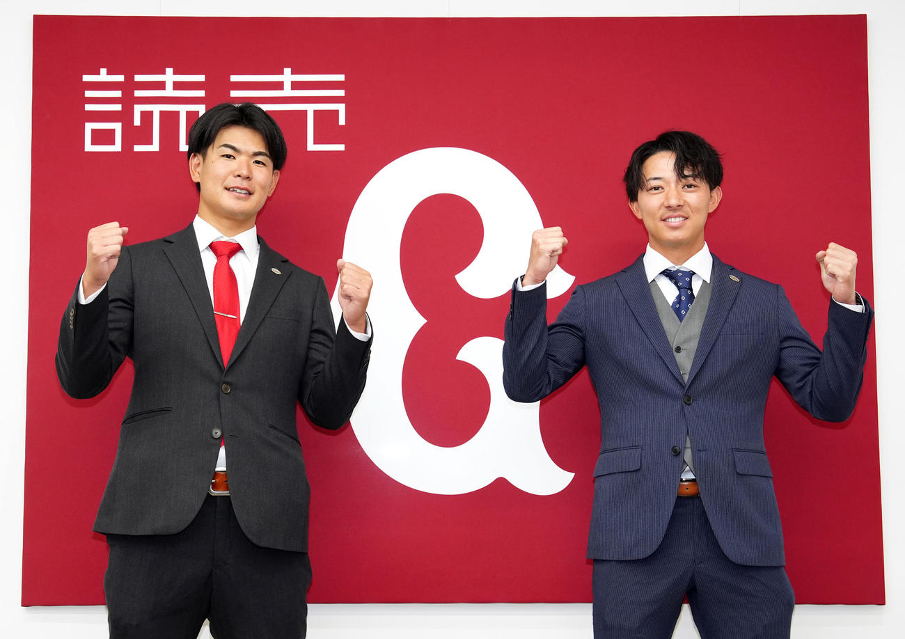 支配下登録で会見に臨み、ガッツポーズで写真に納まる巨人山田（左）と鈴木大（撮影・江口和貴）