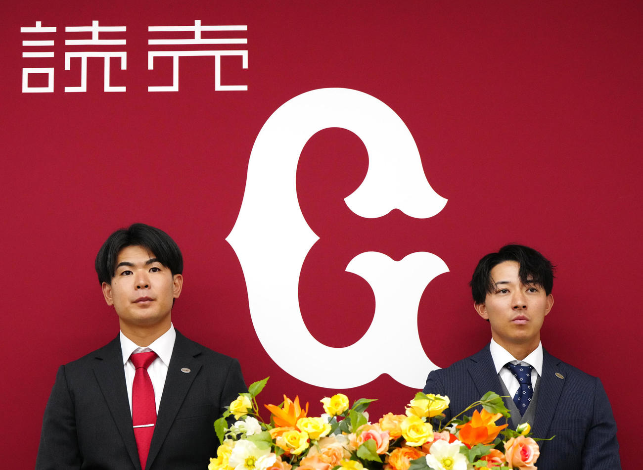 支配下登録となり会見に臨む巨人山田（左）と鈴木大（撮影・江口和貴）
