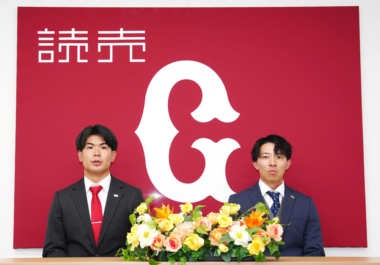 支配下登録となり会見に臨む巨人山田（左）と鈴木大（撮影・江口和貴）