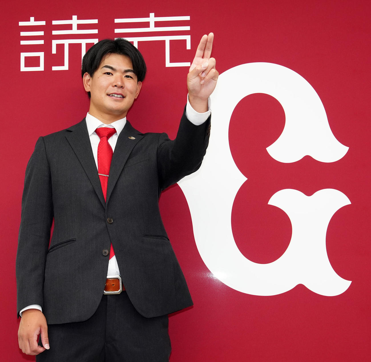 支配下登録となり写真に納まる巨人山田（撮影・江口和貴）