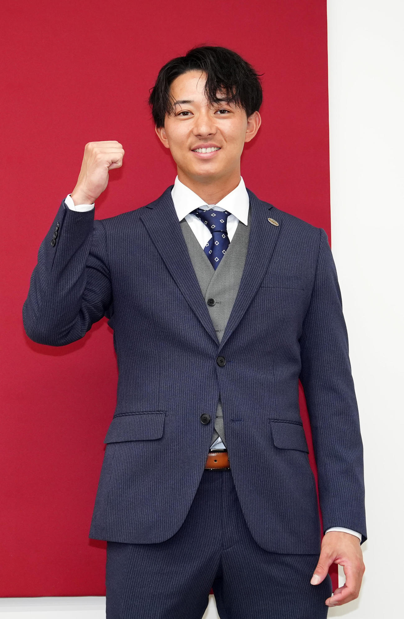 支配下登録となり写真に納まる巨人鈴木大（撮影・江口和貴）