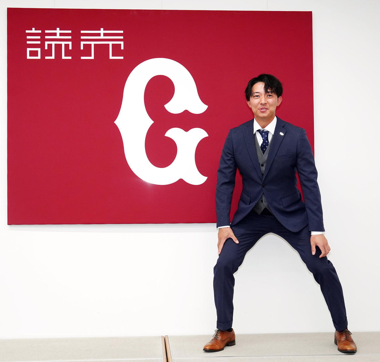 支配下登録で会見に臨み、リードのポーズを見せる巨人鈴木大（撮影・江口和貴）