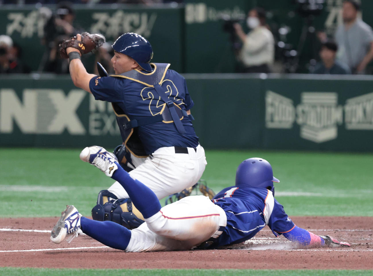 東亜大対創価大　タイブレーク10回表東亜大無死二、三塁、池原の一塁ゴロが野選になり三塁走者庄本が生還する。捕手鈴木（撮影・柴田隆二）
