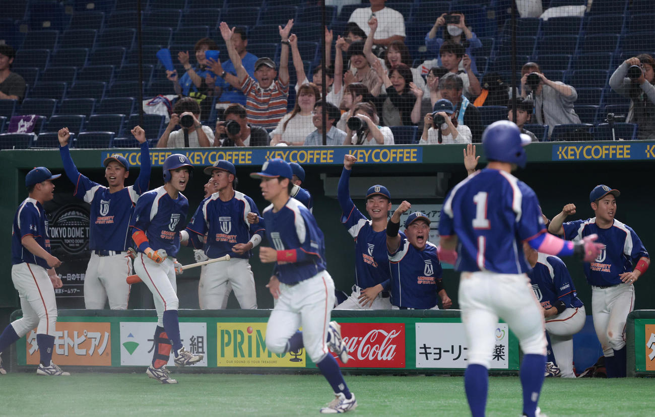 東亜大対創価大　タイブレーク10回表東亜大無死二、三塁、池原の一塁ゴロが野選になり三塁走者庄本が生還し喜ぶ東亜大ナイン（撮影・柴田隆二）