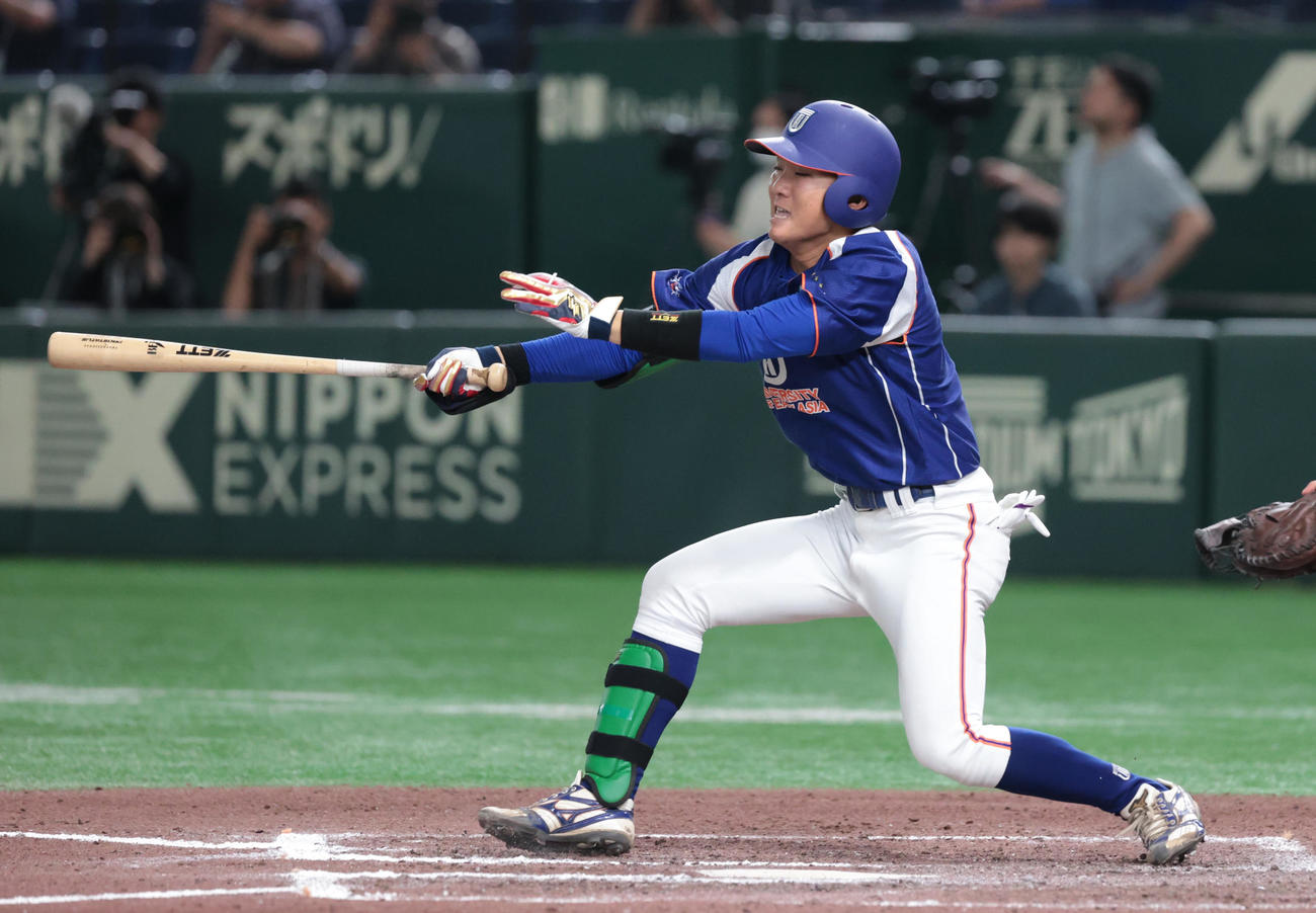 東亜大対創価大　タイブレーク10回表東亜大無死一、三塁、竹村は右前に適時打を放つ（撮影・柴田隆二）