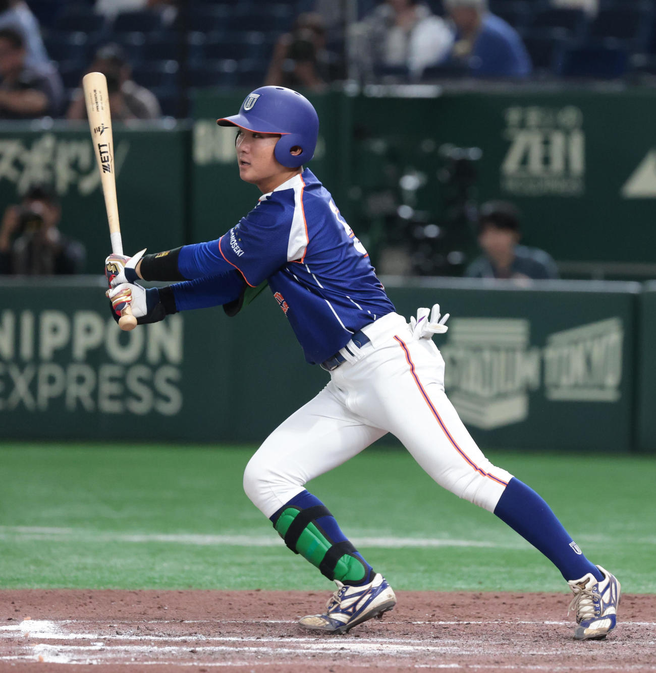 東亜大対創価大　タイブレーク10回表東亜大1死三塁、竹村は左中間に適時三塁打を放つ（撮影・柴田隆二）
