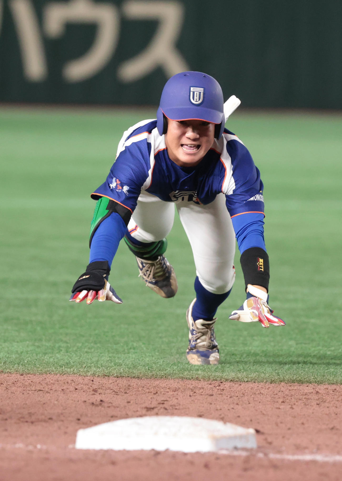 東亜大対創価大　タイブレーク10回表東亜大1死三塁、竹村は左中間に適時三塁打を放ちヘッドスライディングする（撮影・柴田隆二）