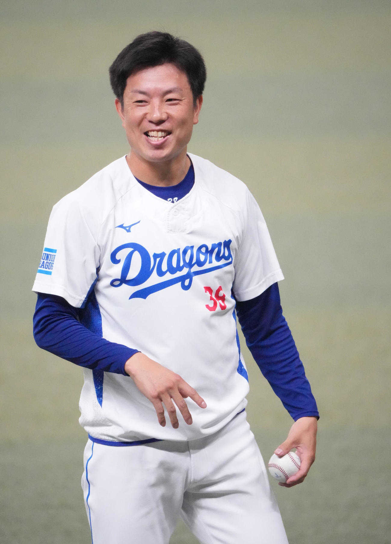 投球の合間に明るい表情を見せる松葉（撮影・森本幸一）