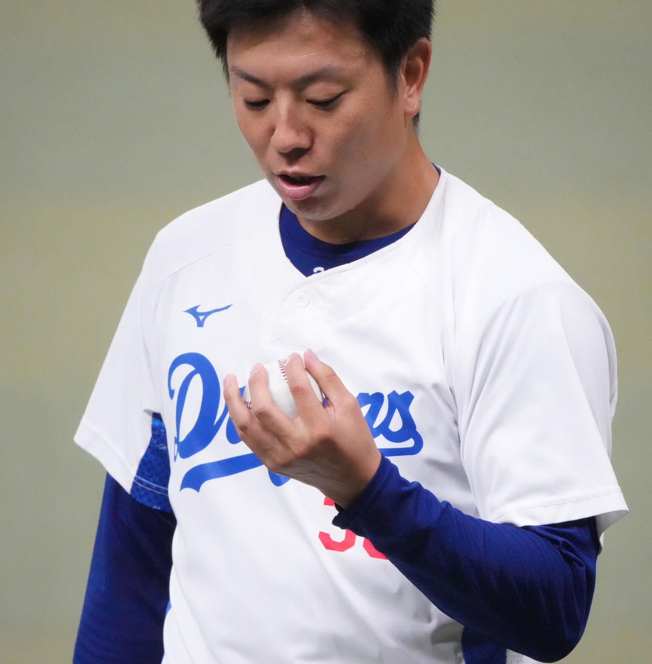 投球を終え左手を見つめる松葉（撮影・森本幸一）