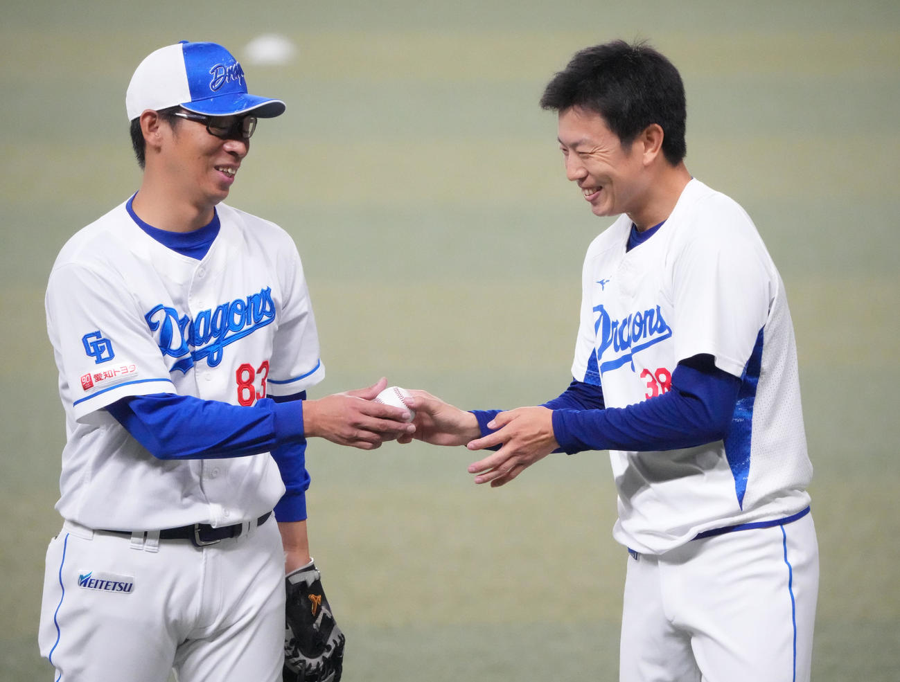 投球を終えた松葉（右）は山井投手コーチと明るい表情で言葉を交わす（撮影・森本幸一）