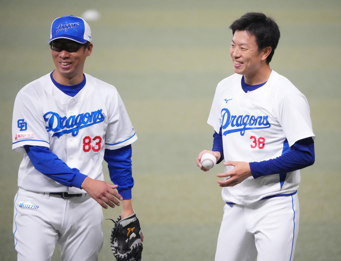 投球を終えた松葉（右）は山井投手コーチと明るい表情で言葉を交わす（撮影・森本幸一）