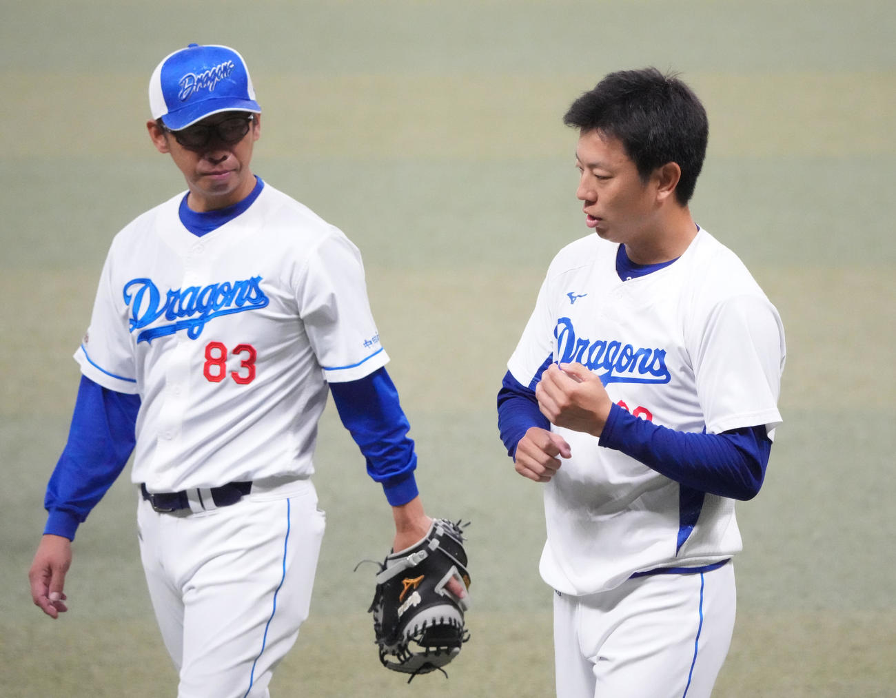 投球を終えた松葉（右）は山井投手コーチと言葉を交わす（撮影・森本幸一）