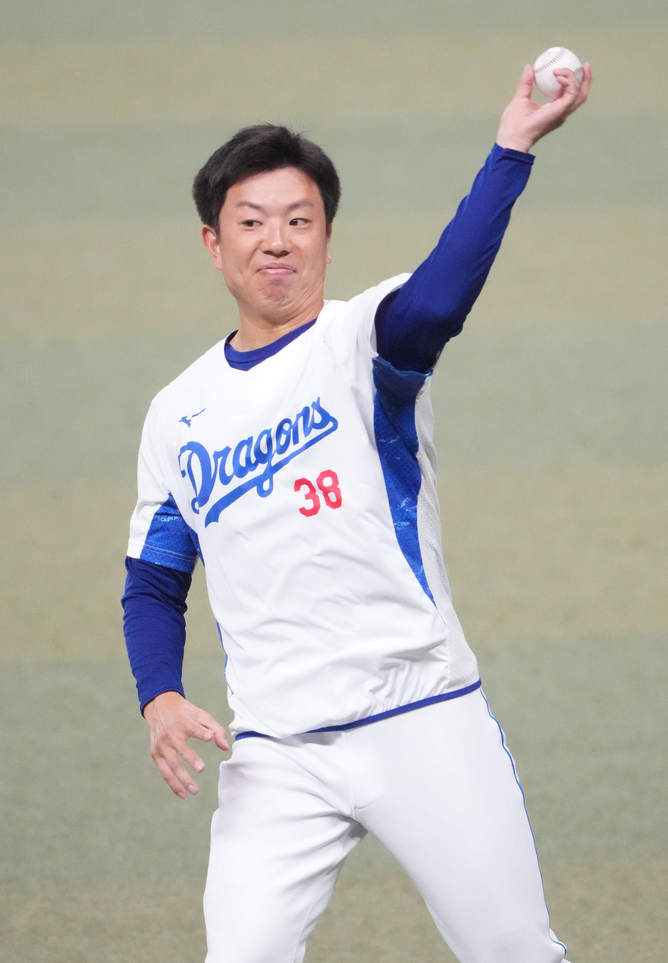 投球し左手の調子を確かめる松葉（撮影・森本幸一）